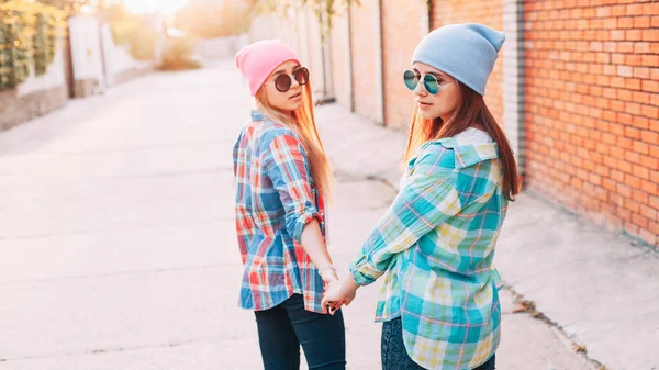 Giovani ragazze in camicia per strada — Foto Stock