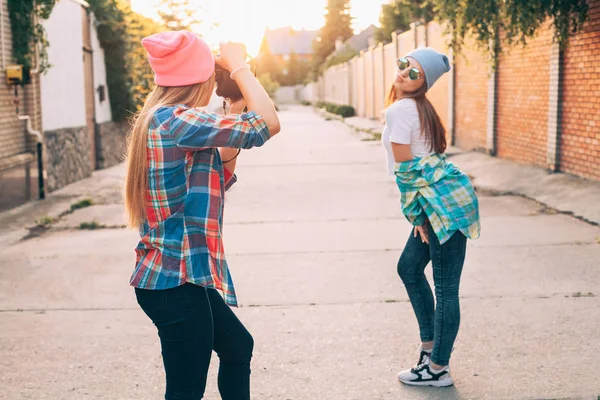 Kızlar sokakta fotoğraf çekme