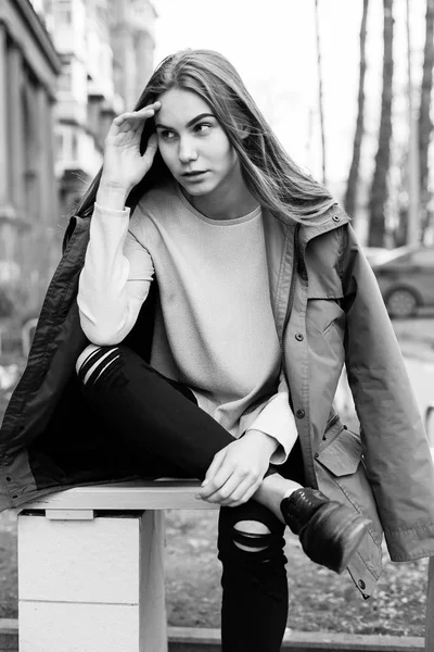 Bankta oturan genç bir kadın