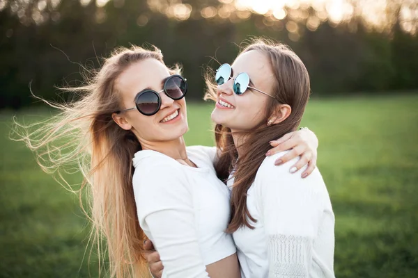 Güneş ışığı alan genç kızlar