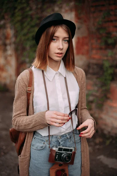 Mujer en un paseo por la ciudad — Foto de Stock