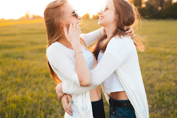 Mladé dívky na hřišti ve slunečním světle — Stock fotografie