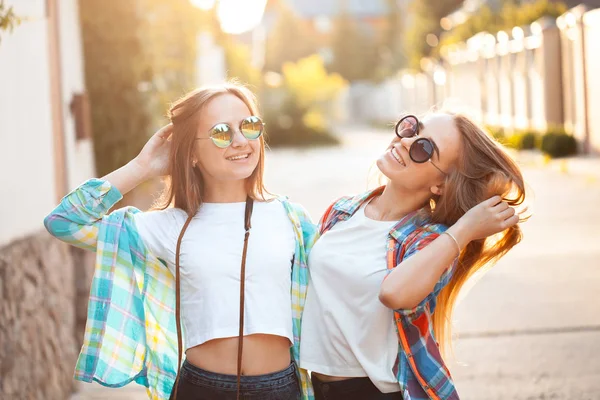 Giovani ragazze in camicia per strada — Foto Stock