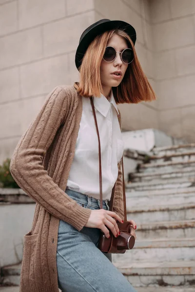 Kadın şehirde bir yolda