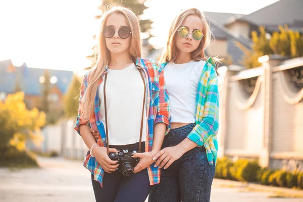 Молодые девушки в футболках на улице — стоковое фото