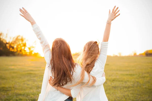 Chicas jóvenes en el campo a la luz del sol —  Fotos de Stock