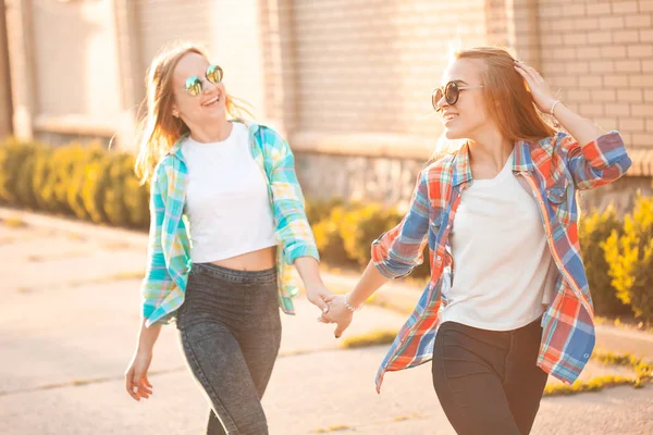 Junge Mädchen in Hemden auf der Straße — Stockfoto