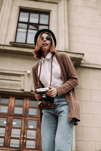 Kadın şehirde bir yolda