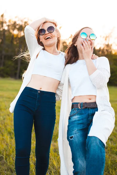 Unga flickor på fältet i solljus — Stockfoto