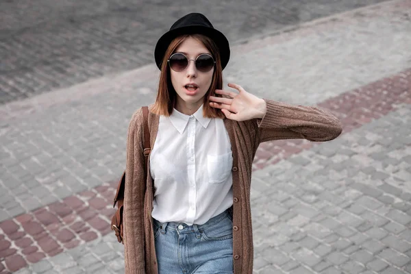 Woman on a walk in city — Stock Photo, Image