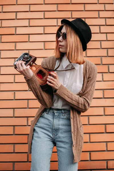 Mujer en un paseo por la ciudad — Foto de Stock