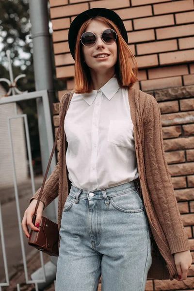 Kadın şehirde bir yolda