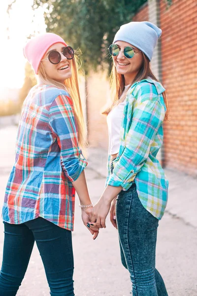 Chicas jóvenes en camisas en la calle —  Fotos de Stock