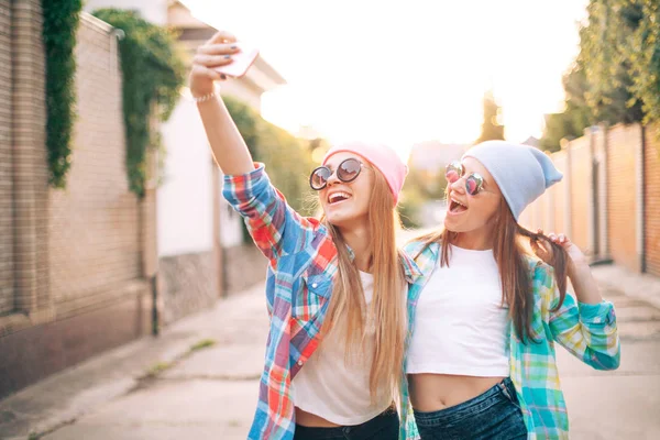 Dziewczyny, biorąc selfie na ulicy — Zdjęcie stockowe