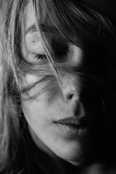 Genç çekici kadın.