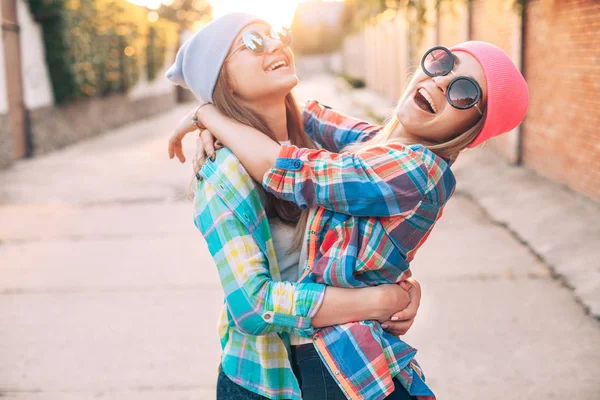 Giovani ragazze in camicia per strada — Foto Stock