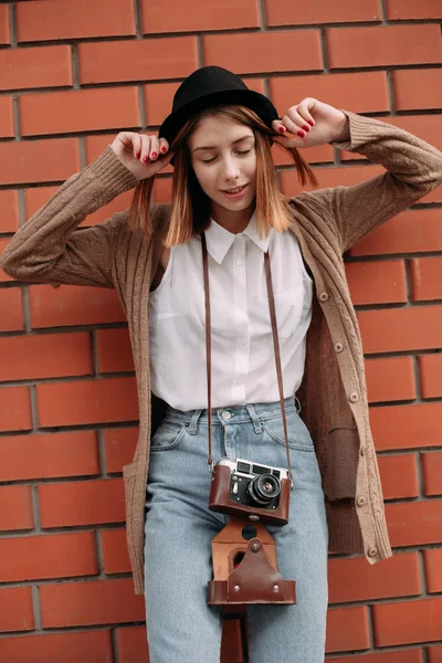 Kadın şehirde bir yolda