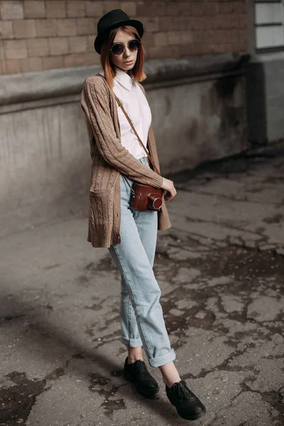 Kadın şehirde bir yolda