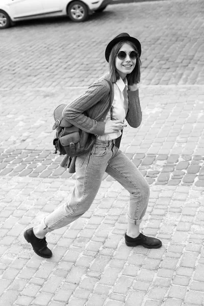 Kadın şehirde bir yolda