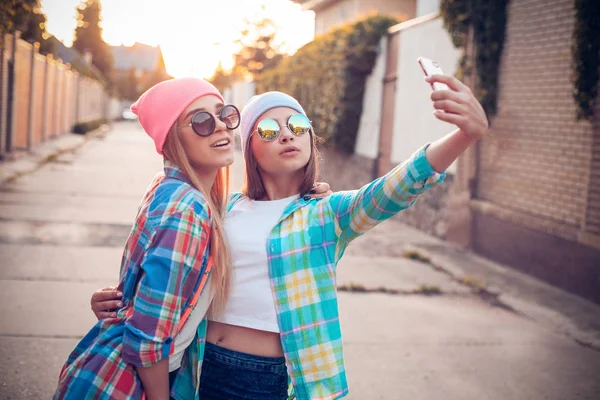 Meisjes nemen selfie op straat — Stockfoto