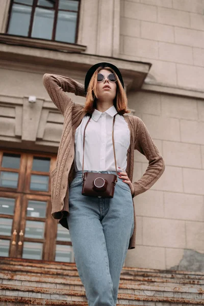 Kadın şehirde bir yolda