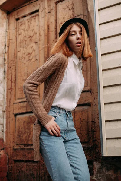 Kadın şehirde bir yolda