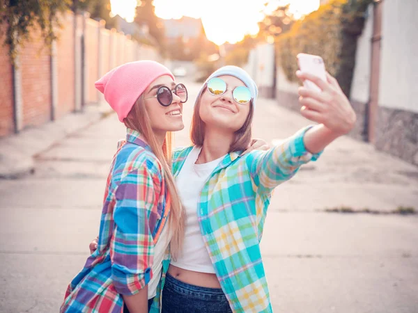 Dívky při selfie na ulici — Stock fotografie