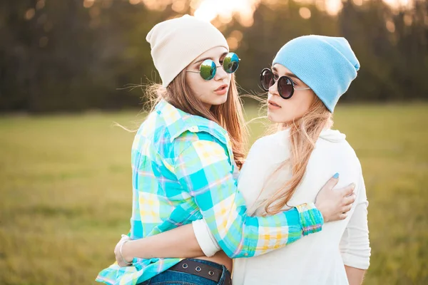 Chicas jóvenes en el campo a la luz del sol —  Fotos de Stock