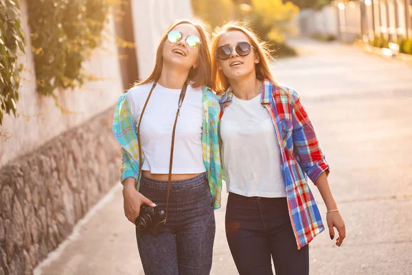 Unga flickor i skjortor på gatan — Stockfoto