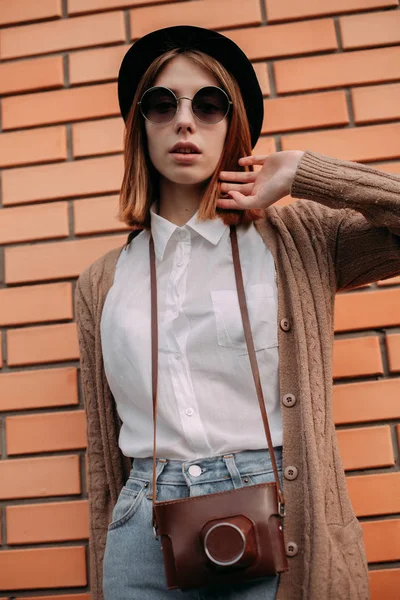 Kadın şehirde bir yolda