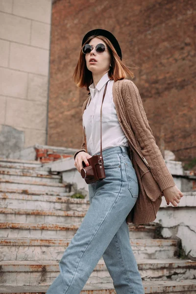 Mujer en un paseo por la ciudad — Foto de Stock