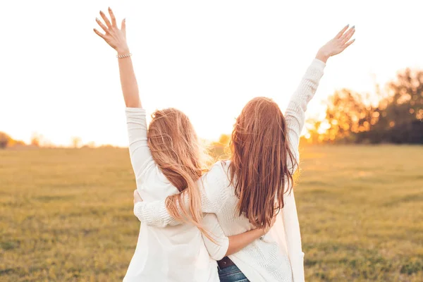 Junge Mädchen auf dem Feld im Sonnenlicht — Stockfoto