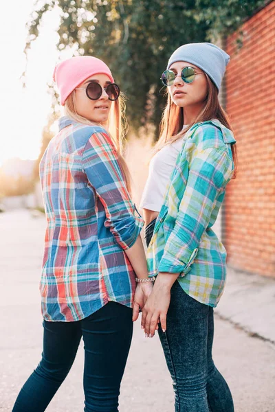 Chicas jóvenes en camisas en la calle —  Fotos de Stock