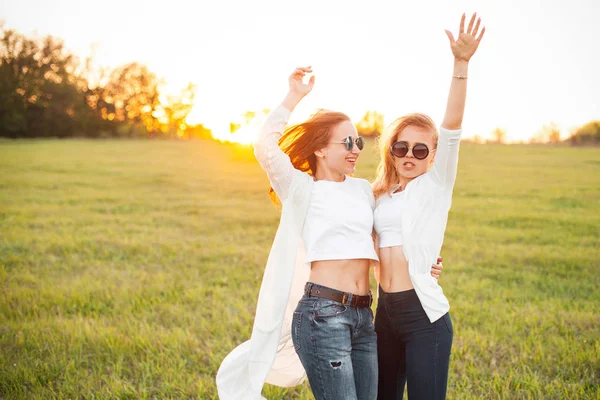 Unga flickor på fältet i solljus — Stockfoto