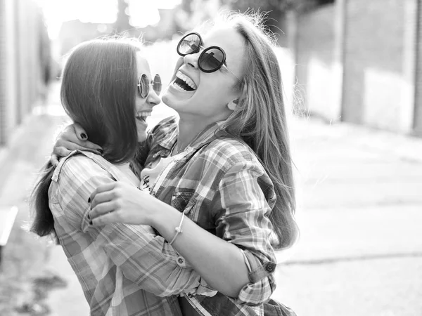 Genç kız sokakta gömlek 