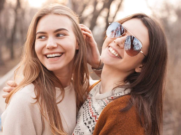 Genç kadınlar açık havada yürüyüş