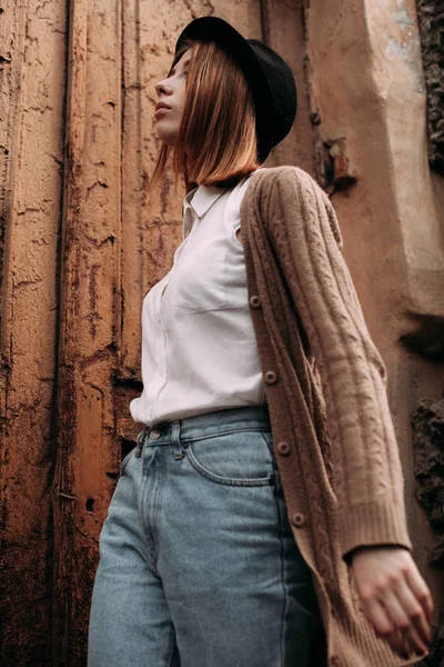 Kadın şehirde bir yolda