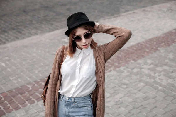 Kadın şehirde bir yolda