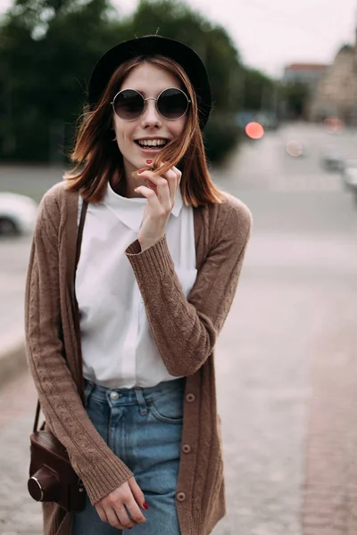 Kadın şehirde bir yolda