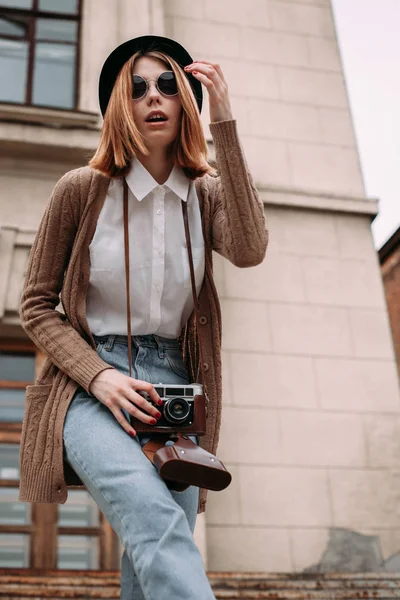 Kadın şehirde bir yolda