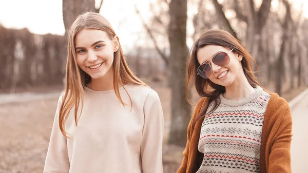 Genç kadınlar açık havada yürüyüş