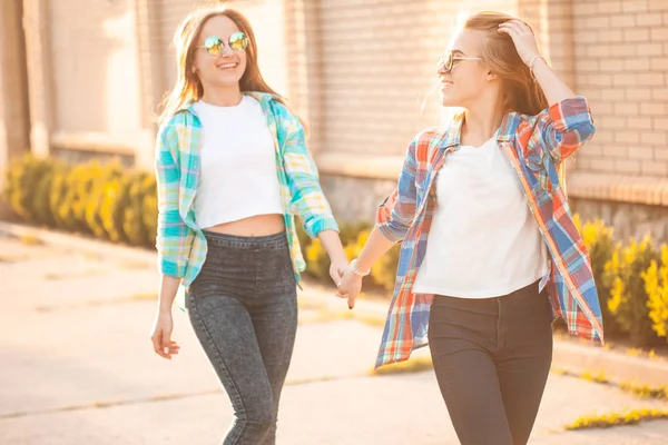 Genç kız sokakta gömlek 