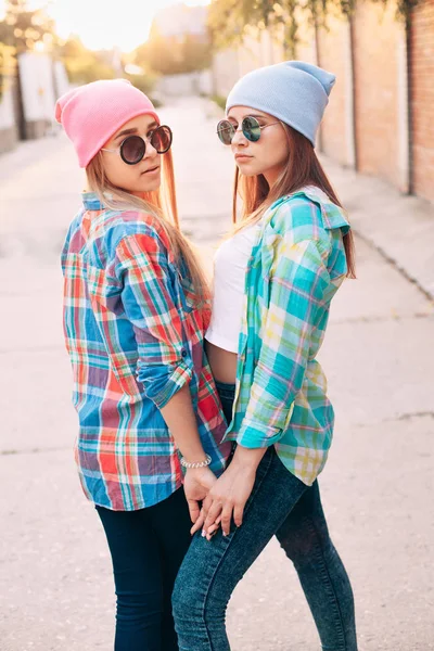 Νεαρά κορίτσια σε πουκάμισα στο δρόμο — Φωτογραφία Αρχείου