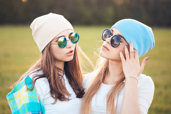 Güneş ışığı alan genç kızlar