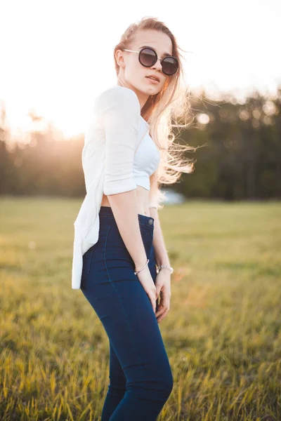 Ung flicka på fältet i solljus — Stockfoto