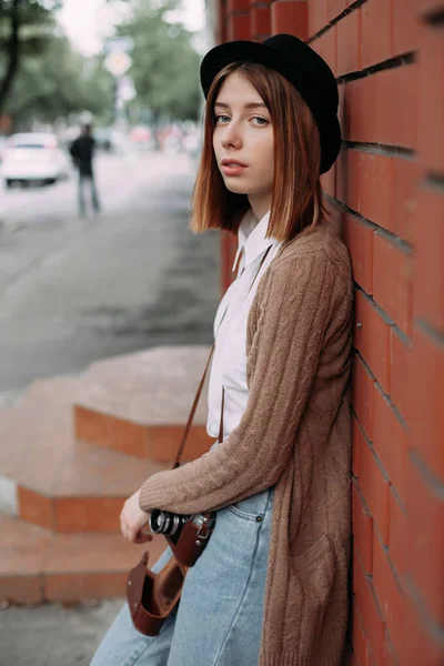 Kadın şehirde bir yolda