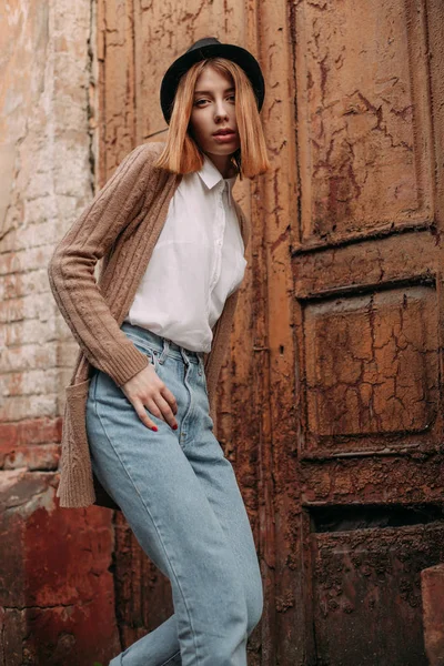 Kadın şehirde bir yolda