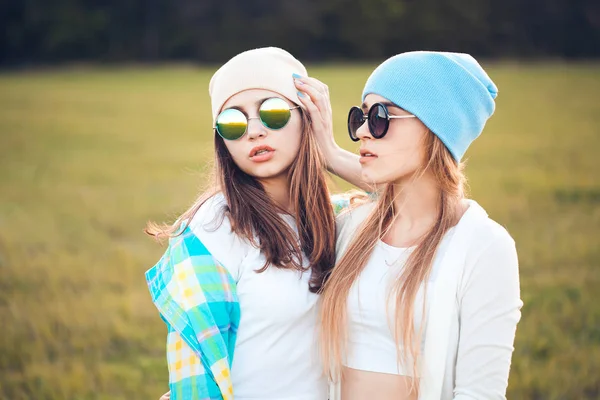 Giovani ragazze sul campo alla luce del sole — Foto Stock