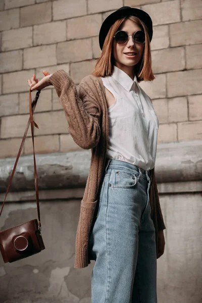 Donna in passeggiata in città — Foto Stock