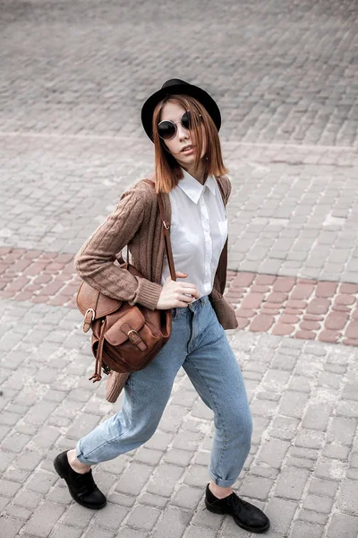 Kadın şehirde bir yolda